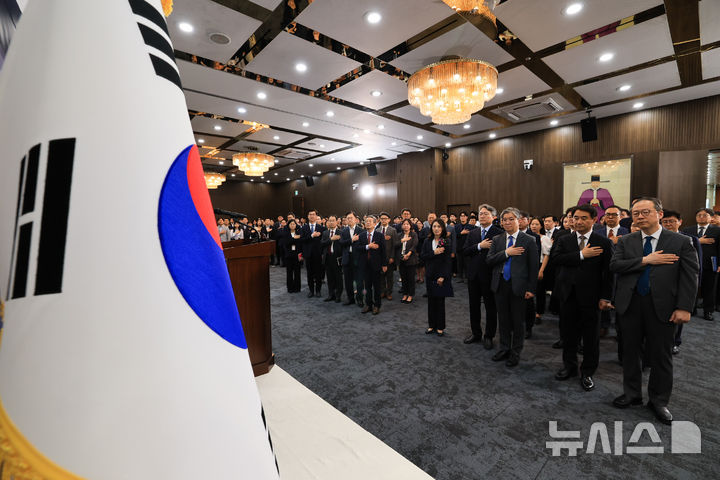 [서울=뉴시스] 배훈식 기자 = 김진아 신임 외교부 2차관이 11일 오후 서울 종로구 외교부 청사에서 열린 취임식에서 국민의례를 하고 있다. (공동취재) 2025.06.11. photo@newsis.com