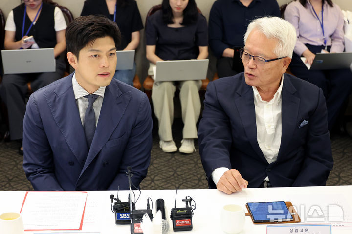 [서울=뉴시스] 조성우 기자 = 김용태(왼쪽) 국민의힘 비상대책위원장이 11일 오후 서울 여의도의 한 식당에서 열린 상임고문단 회의에 참석해 정의화 상임고문단 회장과 대화하고 있다. 2025.06.11. xconfind@newsis.com