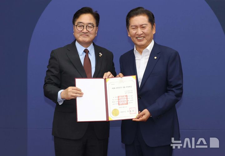 서울=뉴시스] 조성봉 기자= 우원식 국회의장이 11일 오후 서울 여의도 국회에서 열린 제5회 대한민국 국회 의정대상 시상식에서 우수위원회 부문을 수상한 정청래 법제사법위원회 위원장과 기념촬영을 하고 있다. 2025.06.11. suncho21@newsis.com