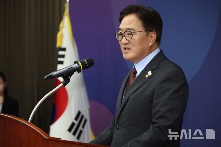 [서울=뉴시스] 조성봉 기자= 우원식 국회의장이 지난 11일 오후 서울 여의도 국회에서 열린 제5회 대한민국 국회 의정대상 시상식에서 기념사를 하고 있다.  2025.06.11. suncho21@newsis.com