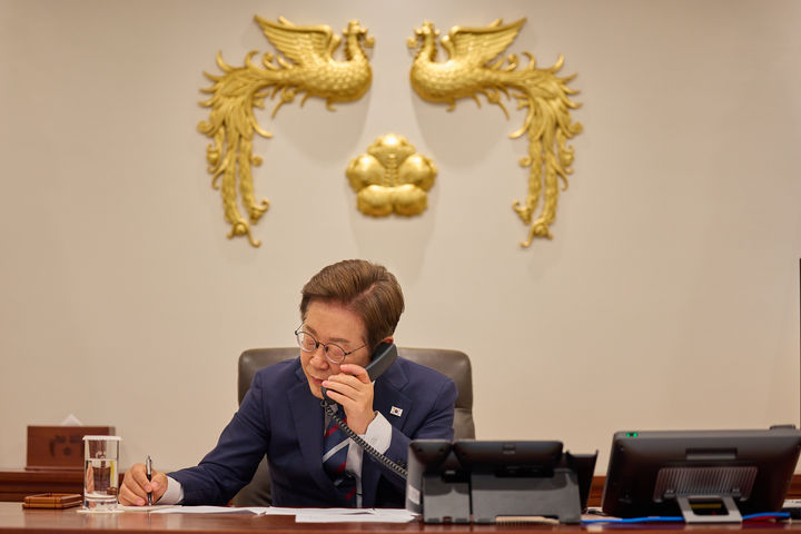 [서울=뉴시스] 이재명 대통령이 11일 서울 용산구 대통령실 청사 집무실에서 페트르 피알라 체코 총리와 전화 통화를 하고 있다. (사진=대통령실 제공) 2025.06.11. photo@newsis.com *재판매 및 DB 금지