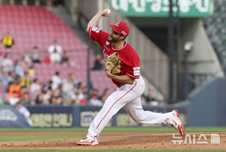 [서울=뉴시스] 김선웅 기자 = 11일 서울 송파구 잠실야구장에서 열린 2025 프로야구 SSG 랜더스와 LG 트윈스의 경기,SSG 선발투수 화이트가 역투하고 있다. 2025.06.11. mangusta@newsis.com