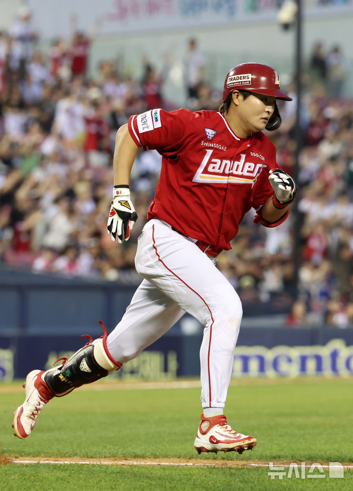 [서울=뉴시스] 김선웅 기자 = 11일 서울 송파구 잠실야구장에서 열린 2025 프로야구 SSG 랜더스와 LG 트윈스의 경기, 5회초 2사 주자 만루 상황, SSG 5번타자 고명준이 2타점 적시타를 때린 뒤 진루하고 있다. 2025.06.11. mangusta@newsis.com