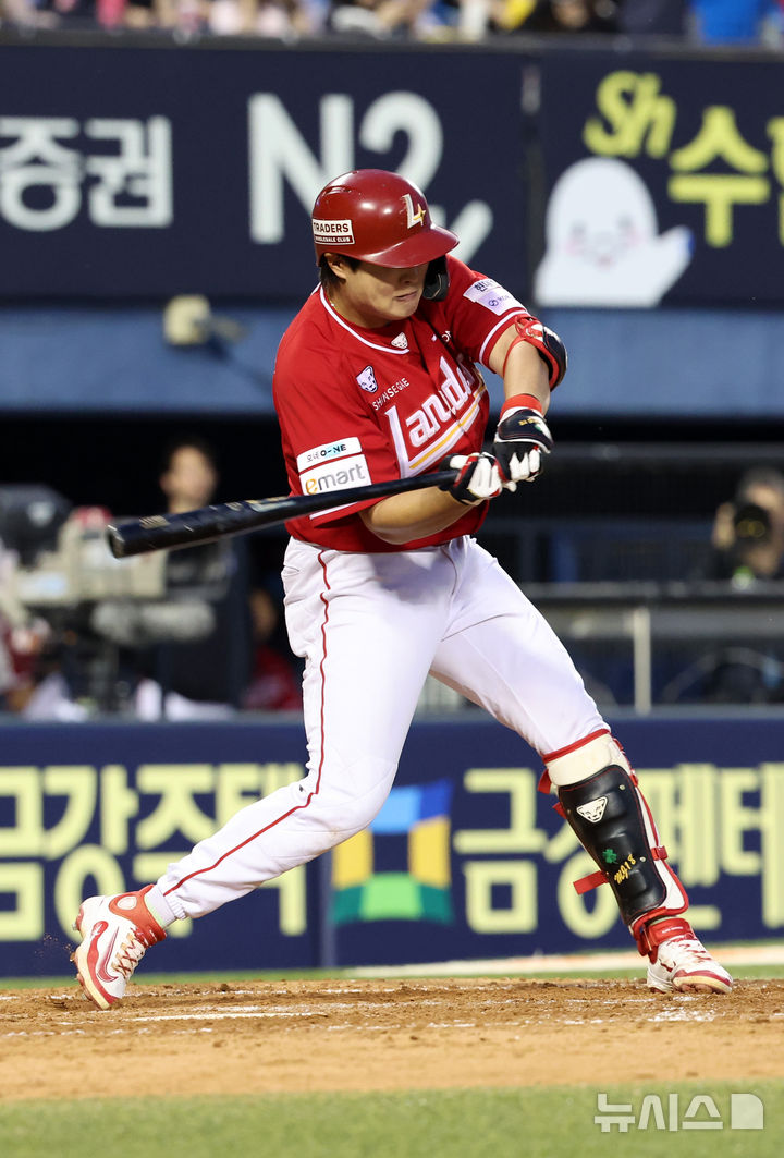 [서울=뉴시스] 김선웅 기자 = 11일 서울 송파구 잠실야구장에서 열린 2025 프로야구 SSG 랜더스와 LG 트윈스의 경기, 5회초 2사 주자 만루 상황, SSG 5번타자 고명준이 2타점 적시타를 때리고 있다. 2025.06.11. mangusta@newsis.com