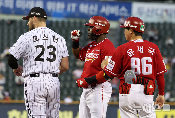 [서울=뉴시스] 김선웅 기자 = 11일 서울 송파구 잠실야구장에서 열린 2025 프로야구 SSG 랜더스와 LG 트윈스의 경기, 5회초 1사 주자 1루 상황, SSG 2번타자 에레디아가 우익수 앞 1루타를 때린 뒤 진루해 세레머니를 하고 있다. 2025.06.11. mangusta@newsis.com