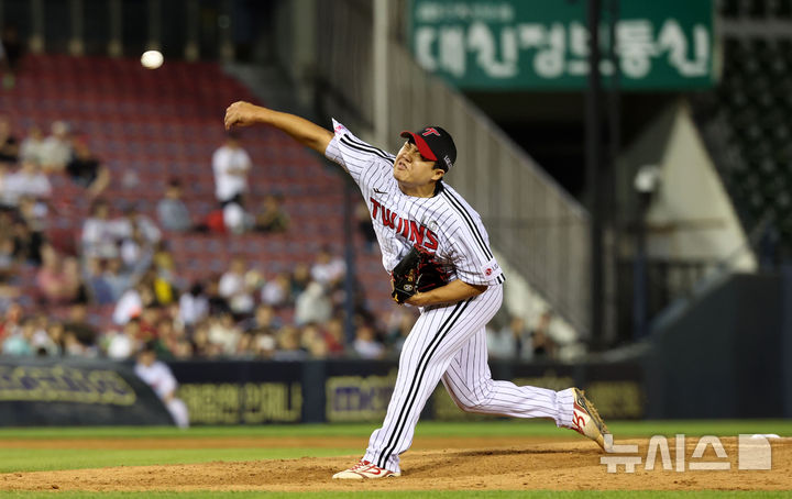 [서울=뉴시스] 김선웅 기자 = 11일 서울 송파구 잠실야구장에서 열린 2025 프로야구 SSG 랜더스와 LG 트윈스의 경기, 8회초 LG 교체투수 장현식이 역투하고 있다. 2025.06.11. mangusta@newsis.com