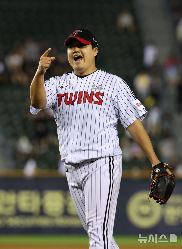 [서울=뉴시스] 김선웅 기자 = 11일 서울 송파구 잠실야구장에서 열린 2025 프로야구 SSG 랜더스와 LG 트윈스의 경기, LG 마무리투수 장현식이 경기를 6-4로 승리를 거두며 기뻐하고 있다. 2025.06.11. mangusta@newsis.com