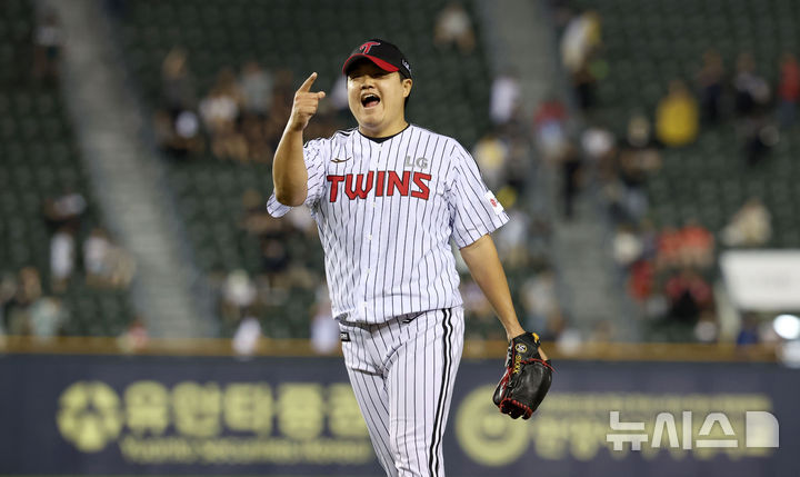 [서울=뉴시스] 김선웅 기자 = 11일 서울 송파구 잠실야구장에서 열린 2025 프로야구 SSG 랜더스와 LG 트윈스의 경기, LG 마무리투수 장현식이 경기를 6-4로 승리를 거두며 기뻐하고 있다. 2025.06.11. mangusta@newsis.com