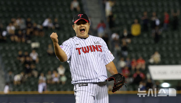 [서울=뉴시스] 김선웅 기자 = 11일 서울 송파구 잠실야구장에서 열린 2025 프로야구 SSG 랜더스와 LG 트윈스의 경기, LG 마무리투수 장현식이 경기를 6-4로 승리를 거두며 기뻐하고 있다. 2025.06.11. mangusta@newsis.com