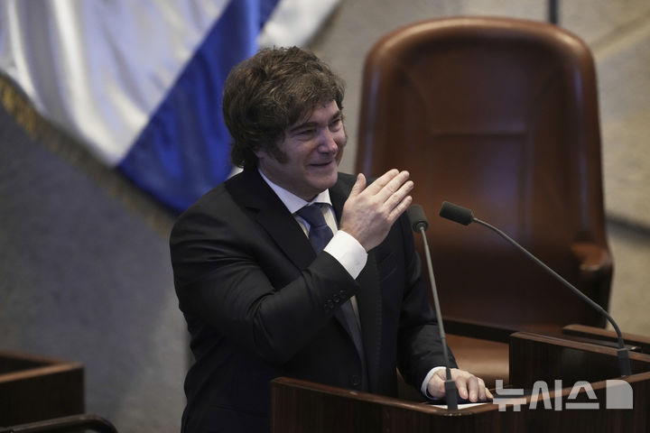 [예루살렘=AP/뉴시스] 하비에르 밀레이(오른쪽) 아르헨티나 대통령이 지난달 11일(현지 시간) 예루살렘 크네세트(국회)에서 연설하고 있다. 밀레이 대통령은 "현재 텔아비브 인근에 있는 이스라엘 주재 아르헨티나 대사관을 2026년까지 예루살렘으로 옮길 것"이라고 말했다. 2025.07.22.