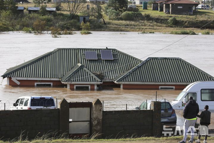 [AP/뉴시스] 10일 남아공 음타타 홍수