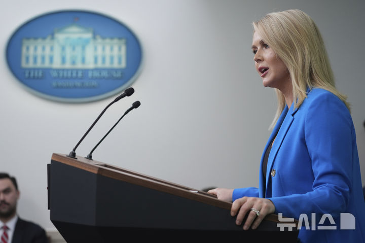 [워싱턴=AP/뉴시스]캐롤라인 레빗 백악관 대변인이 11일(현지 시간) 정례브리핑에서 취재진 질문에 답하고 있다. 2025.06.12.