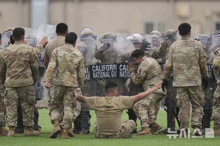 [로스알라미토스=AP/뉴시스] 11일(현지 시간) 미 캘리포니아주 방위군 대원들이 로스앤젤레스(LA) 인근 로스알라미토스에서 시위 진압 훈련을 하고 있다. 2025.06.12.