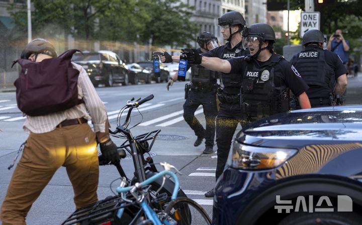 <font style="vertical-align: inherit;"><font style="vertical-align: inherit;">[시애틀=AP/뉴시스] 10일(현지 시간) 미국 시애틀에서 경찰이 이민세관단속국(ICE)의 대대적인 이민 단속에 반대하는 시위대를 향해 후추 스프레이를 뿌리고 있다. 2025.06.12.</font></font>