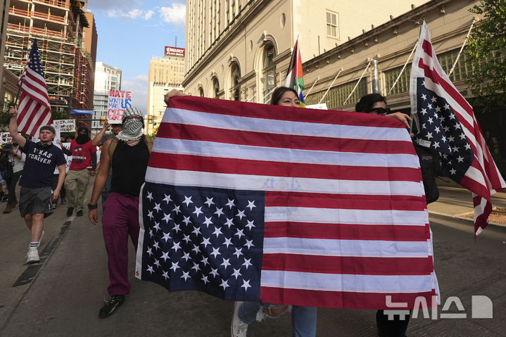 [샌 안토니오=AP/뉴시스] 11일(현지 시간) 미국 샌 안토니오에서 이민세관단속국(ICE)의 대대적인 이민 단속에 반대하는 시위가 열리고 있다. 2025.06.12.<font style="vertical-align: inherit;"><font style="vertical-align: inherit;"></font></font>