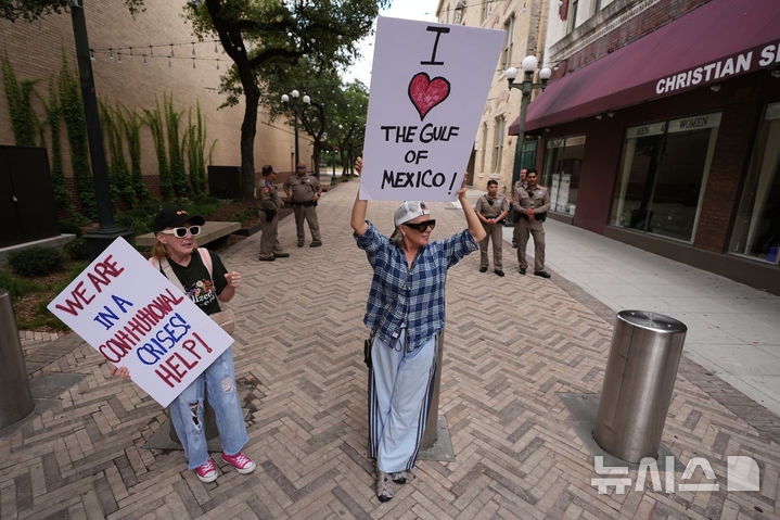[샌 안토니오=AP/뉴시스] 11일(현지 시간) 미국 샌 안토니오에서 이민세관단속국(ICE)의 대대적인 이민 단속에 반대하는 시위가 열리고 있다. 2025.06.12.