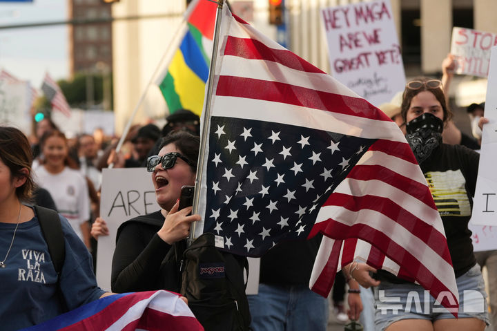 [샌 안토니오=AP/뉴시스] 11일(현지 시간) 미국 샌 안토니오에서 이민세관단속국(ICE)의 대대적인 이민 단속에 반대하는 시위가 열리고 있다. 2025.06.12.