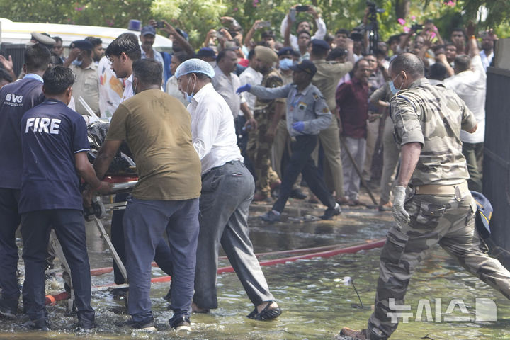 <font style="vertical-align: inherit;"><font style="vertical-align: inherit;">[아마다바드=AP/뉴시스] 12일(현지 시간) 인도 구자라트주 아마다바드에서 발생한 여객기 추락 사고 현장에서 구조대가 희생자의 시신을 옮기고 있다. 이날 오후 아마다바드 공항에서 이륙한 영국행 에어인디아 AI171편 여객기가 추락해 탑승자 242명 가운데 1명을 제외한 전원이 숨졌으며, 추락 현장의 학생 등 약 50명도 사망한 것으로 전해졌다. 2025.06.13.</font></font>