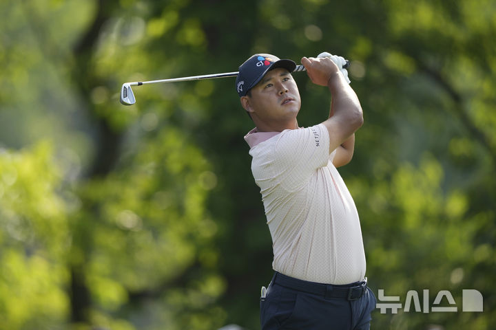 [오크몬트=AP/뉴시스] 김시우가 12일(현지 시간) 미 펜실베이니아주 오크몬트의 오크몬트 컨트리클럽에서 열린 제125회 US오픈 첫날 13번 홀에서 티샷하고 있다. 일부 선수의 경기가 남은 가운데 김시우는 2언더파 68타로 임성재와 함께 공동 3위에 이름을 올렸다. 2025.06.13.