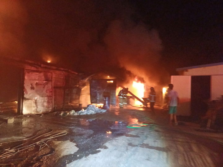 [논산=뉴시스] 12일 새벽 1시2분께 충남 논산시 연무읍 동산리 빈 양계장에서 불이 나 현장에 출동한 소방대원이 진화에 나서고 있다. (사진=논산소바서 제공) 2025.06.12. photo@newsis.com *재판매 및 DB 금지