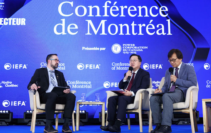 [몬트리올=뉴시스]이장우 대전시장이 11일(현지시간) 캐나다 몬트리올 보나벤처 호텔 메인 스튜디오에서 프랑수아 젤리노 라발대학교 부총장과 특별 대담을 갖고 있다. 2025. 06. 11 photo@newsis.com *재판매 및 DB 금지