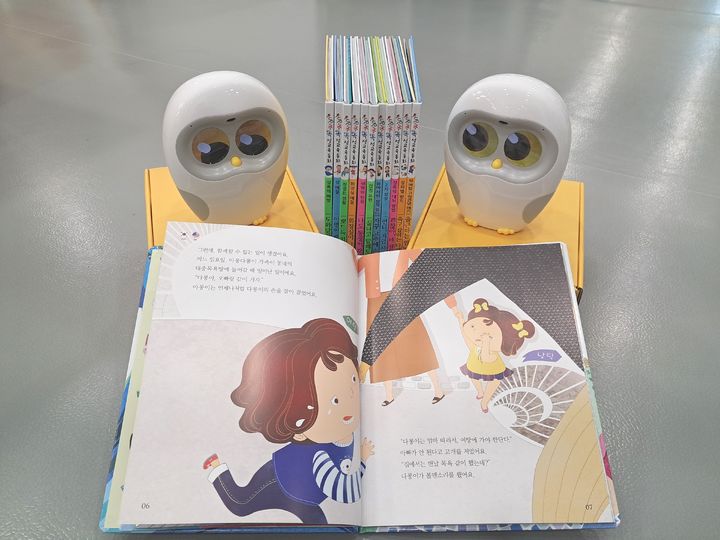 [김천=뉴시스] 책 읽어주는 로봇. (사진=김천시 제공) 2025.06.12 photo@newsis.com *재판매 및 DB 금지