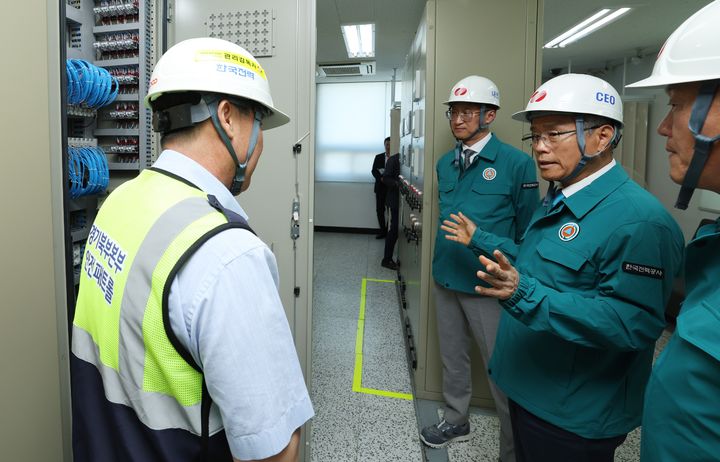 [세종=뉴시스]김동철 한전 사장이 신의정부 변전소를 현장점검하고 있다.(사진=한전 제공) *재판매 및 DB 금지