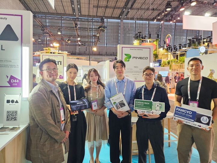[수원=뉴시스] 유럽 최대 스타트업·기술 전시회 '비바테크(Viva Technology) 2025'에서 '에너지·기후 기술(Energy·Climate Tech) 분야 주목받는 기업(Tech Trail)'에 선정된 '파이네코'(사진=경기도 제공) 2025.06.12. photo@newsis.com *재판매 및 DB 금지