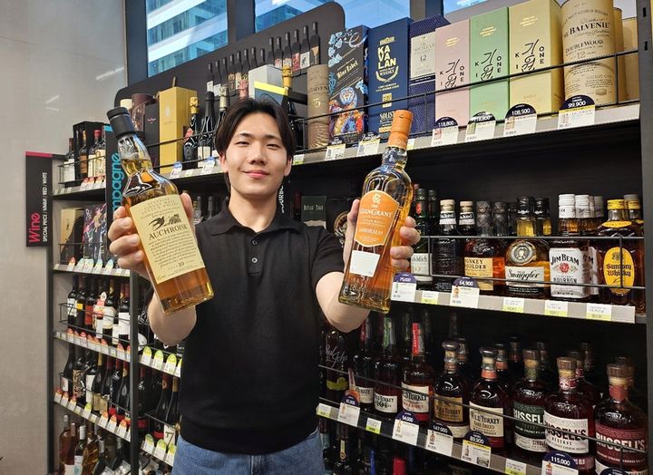 [서울=뉴시스]CU는 주류 매출이 증가하는 6월 한 달간 위스키 20여 종을 대상으로 최대 41% 할인하는 대규모 행사를 펼친다고 12일 밝혔다.(사진=BGF리테일 제공) *재판매 및 DB 금지