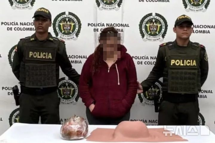 [뉴시스] 콜롬비아에서 한 여성이 임산부로 위장해 가짜 임신 배에 마약을 숨기고 운반하던 중 적발됐다. 가짜 임신 배 안에는 약 5,600회분의 코카인이 들어 있었던 것으로 확인됐다. (사진= Jam Press) 