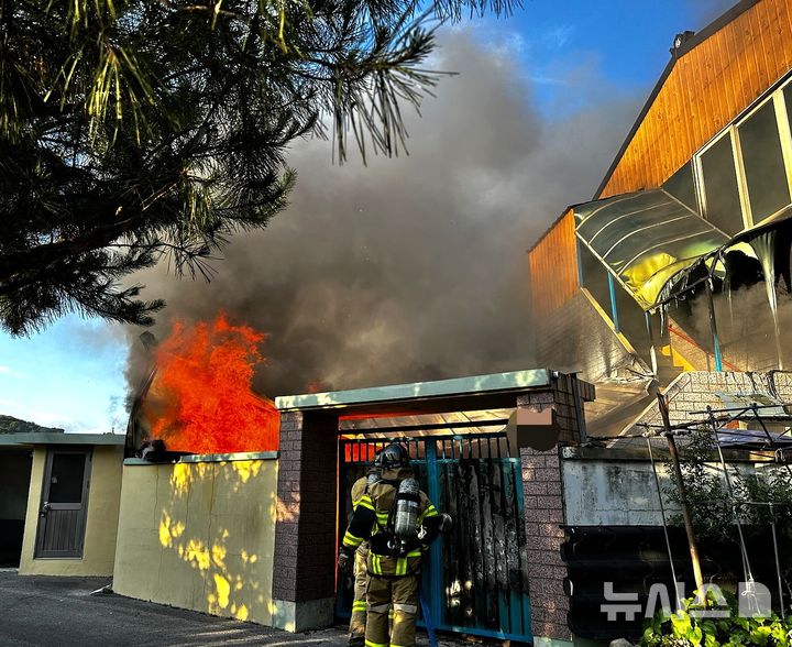 영천시 금호읍 관정리 소매점 화재 현장