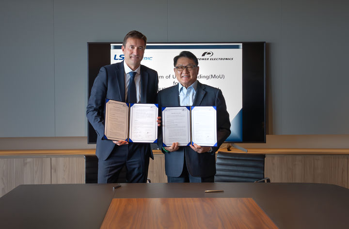 [서울=뉴시스]LS일렉트릭은 최근 '파워일렉트로닉스'와 스페인 발렌시아에 위치한 파워일렉트로닉스 본사에서 글로벌 에너지저장장치 전용 변압기 등 전력기기 공급 사업 협력에 관한 양해각서(MOU)를 체결했다고 12일 밝혔다. 사진은 구자균 LS일렉트릭 회장(오른쪽)과 데이비드 살보 파워일렉트로닉스 CEO가 MOU 체결 후 기념촬영을 하는 모습. (사진=LS일렉트릭 제공) 2025.06.12. photo@newsis.com *재판매 및 DB 금지