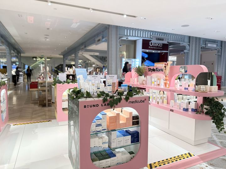 프랑스 파리 사마리텐 백화점 내 한국 화장품 코너.(사진=에이피알 제공) *재판매 및 DB 금지