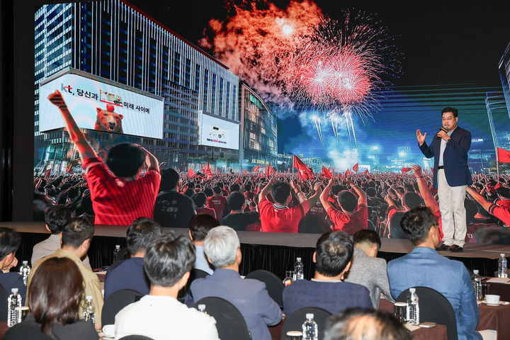 [서울=뉴시스] KT 미디어부문 IPTV 사업본부 광고사업담당 황민선 상무보가 8월 공개 예정인 'KT West Media Wall'(가칭)을 소개하고 있다. (사진=KT 제공) *재판매 및 DB 금지