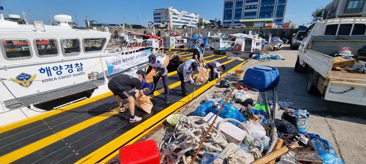 군산 비응항 일대 수거한 쓰레기 (사진=군산해경 제공) *재판매 및 DB 금지