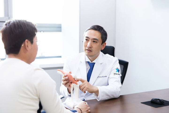 [서울=뉴시스] 12일 의료계에 따르면 무지외반증은 엄지발가락이 두 번째 발가락 쪽으로 휘어지며, 관절 부위가 바깥쪽으로 돌출되는 질환이다. (사진=세란병원 제공) 2025.06.12. photo@newsis.com *재판매 및 DB 금지