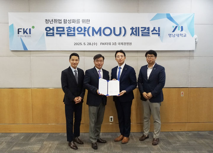 [대구=뉴시스]영남대, 한국경제인협회 국제경영원과 청년취업 활성화 협약(사진=영남대 제공) photo@newsis.com *재판매 및 DB 금지