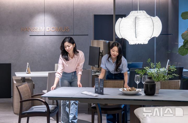 [서울=뉴시스] 한샘이 서울 강남구 논현 가구거리에 '한샘 플래그십 논현'을 리뉴얼 오픈했다. 모델들이 플래그십 논현에서 가구와 인테리어 상품을 둘러보고 있다. (사진= 한샘 제공)