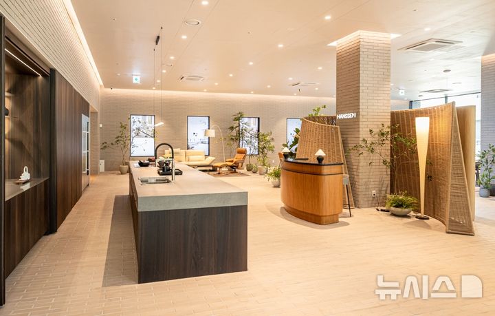 [서울=뉴시스] 한샘이 서울 강남구 논현 가구거리에 '한샘 플래그십 논현'을 리뉴얼 오픈했다. 모델들이 플래그십 논현에서 가구와 인테리어 상품을 둘러보고 있다. (사진= 한샘 제공) 