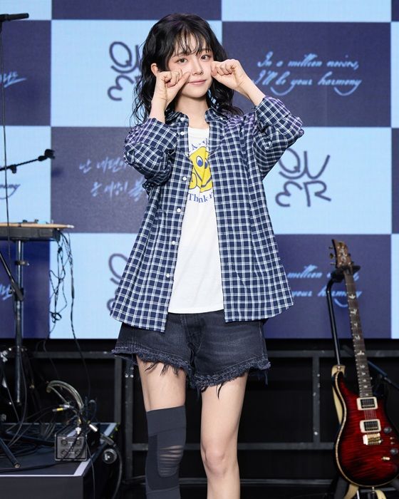 [서울=뉴시스] 밴드 '큐더블유이알'(QWER) 쵸단이 9일 서울 서대문구 예스24 원더로크홀에서 열린 미니 3집 '난 네 편이야, 온 세상이 불협일지라도' 발매 기념 쇼케이스에서 포즈를 취하고 있다.(사진=쓰리와이코프레이션, 프리즘필터 제공) 2025.06.09 photo@newsis.com *재판매 및 DB 금지