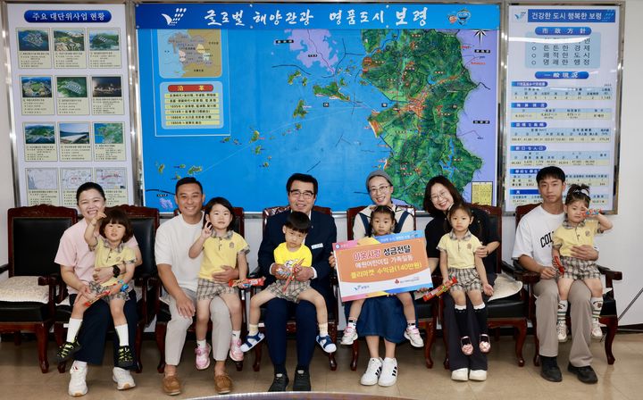 [보령=뉴시스] 김동일(왼쪽 세번째) 보령시장 등 예원어린이집 사회복지공동모금회 기부금 전달식 기념촬영. (사진=보령시 제공) 2025.06.12. photo@newsis.com *재판매 및 DB 금지