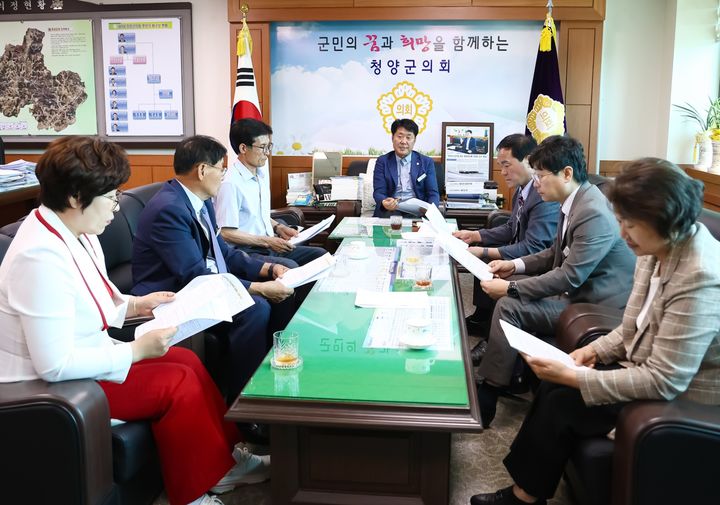 [청양=뉴시스] 충남 청양군의회가 11일 최근 지역에서 발생한 학교폭력 학교폭력 사건과 관련해 긴급 간담회를 열고 대책을 논의하고 있다. (사진=청양군의회 제공) 2025.06.12. photo@newsis.com *재판매 및 DB 금지