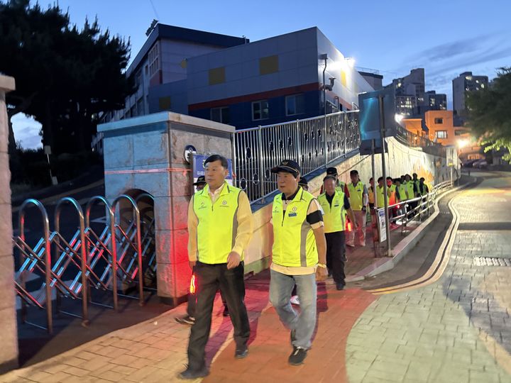 [울산=뉴시스] 구미현 기자 = 김종훈 울산 동구청장이 11일 방범대와 야간 합동 순찰을 하고 있다. (사진=울산시 동구 제공) photo@newsis.com *재판매 및 DB 금지