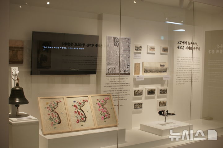 [안산=뉴시스]안산시 최용신기념관 내 상설전시실에 '무궁화 자수 지도'가 전시된 모습. 등이 전시되고 있다.(사진=안산시 제공)2025.06.12.photo@newsis.com