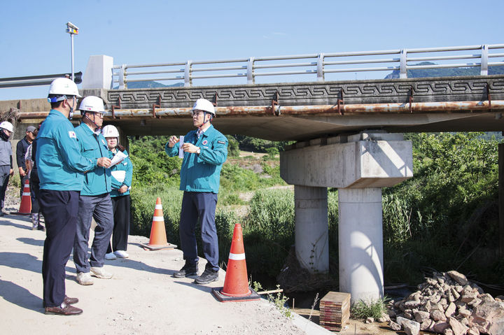 [영암=뉴시스]노적소하천 재난복구현장 방문한 우승희 영암군수. (사진=영암군 제공) 2025.06.12. photo@newsis.com *재판매 및 DB 금지