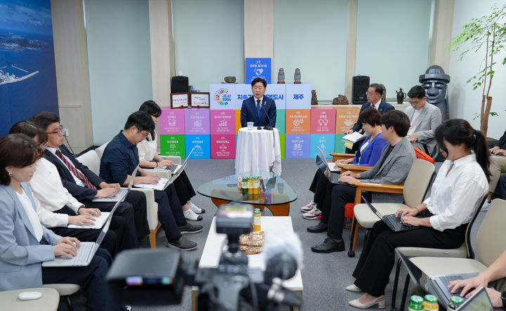 [제주=뉴시스] 오영훈 제주도지사는 12일 오전 제주도청에서 기자간담회를 갖고 관광실태와 행정체제개편 등에 대한 입장을 밝히고 있다. (사진=제주도 제공) 2025.06.12. photo@newsis.com *재판매 및 DB 금지