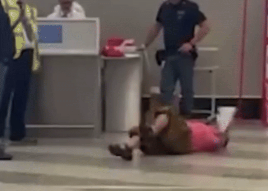 [뉴시스] 8일 이탈리아 밀라노 말펜사 공항에서 한 중국인 관광객이 기내 반입 수하물 무게 초과를 통보받은 뒤 바닥에 드러누워 항의하는 소동을 벌였다. (사진=데일리메일) 2025.06.11 *재판매 및 DB 금지 *재판매 및 DB 금지