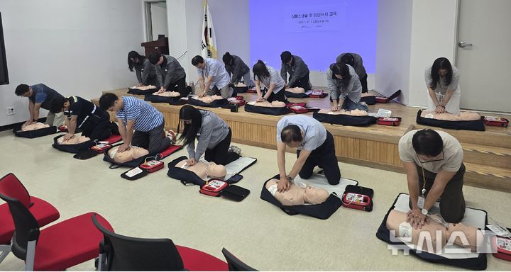 [김포=뉴시스] 정일형 기자 = 골드라인 직원 심폐소생술 교육. (사진=김포시 제공)