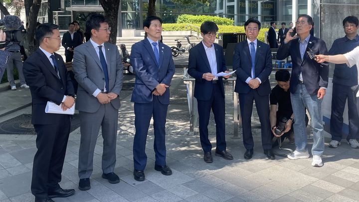 [서울=뉴시스] 김주영(오른쪽) 더불어민주당 의원이 12일 서울 중구 한화빌딩 앞 금속노조 거제통영고성 조선하청지회 고공농성장 아래서 철탑 위에 있는 김형수 지회장과 통화하고 있다. 2025.6.12. photo@newsis.com *재판매 및 DB 금지