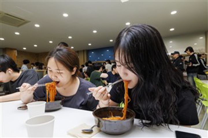 [춘천=뉴시스] 12일 강원대학교(총장 정재연)는 지난 11일 춘천캠퍼스 천지관에서 1학기 기말고사 기간을 맞아 재학생들을 위한 ‘열공 야식마차’를 열었다고 밝혔다. 강원대학교 제공. *재판매 및 DB 금지